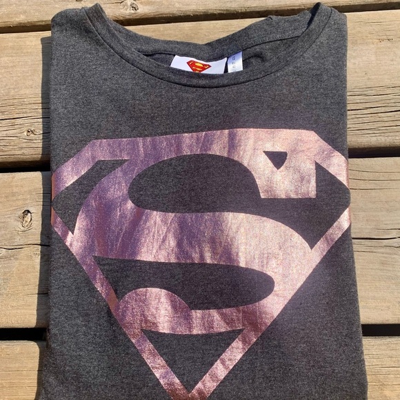💛 Women’s Superman Logo T-Shirt – Size US 8 / UK 12 / EU 40 - Picture 3 of 4
